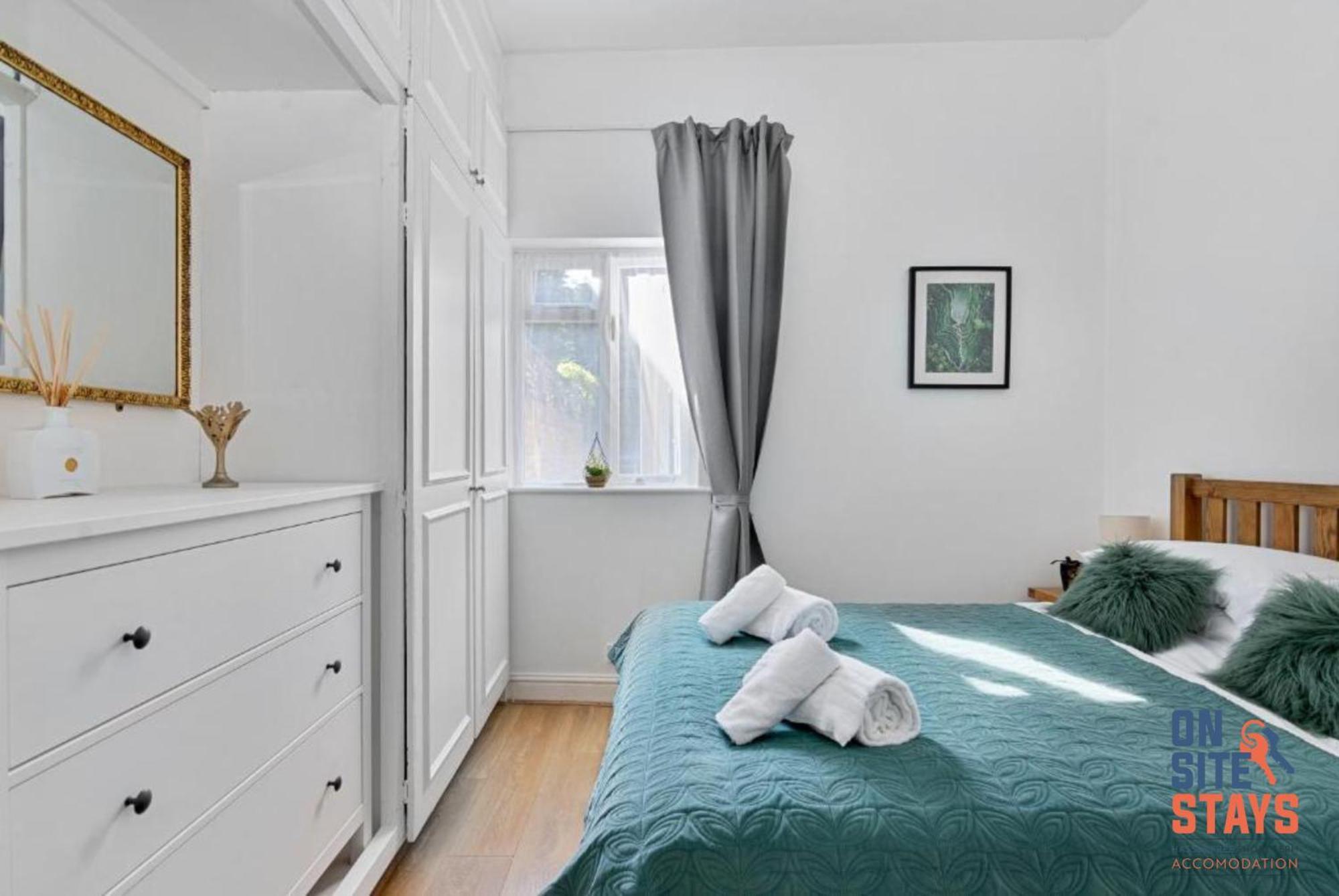 Onsitestays - Tranquil 2 Bedroom Apartment With Large Kitchen, Private Garden Near Wimbledon Station London Ngoại thất bức ảnh